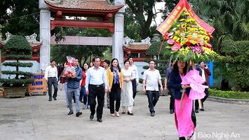 HĐND tỉnh dâng hương tưởng niệm Bác Hồ và trồng cây tại khu mộ bà Hoàng Thị Loan