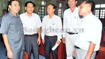 Đại biểu Quốc hội tiếp xúc cử tri tại huyện Quỳnh Lưu, thị xã Hoàng Mai