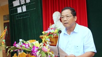 Đồng chí Phạm Văn Tấn, Trưởng đoàn Đại biểu Quốc hội tỉnh  dự khai giảng năm học mới tại trường Tiểu học Nghi Văn