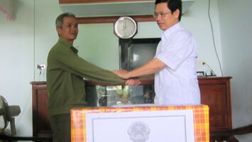 Phó Chủ tịch HĐND tỉnh Nguyễn Xuân Sơn thăm và tặng quà các gia đình chính sách nhân ngày 27/7