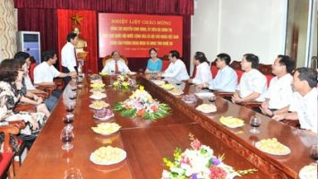 Sáng ngày 11/8, đồng chí Nguyễn Sinh Hùng - Chủ tịch Quốc hội nước Cộng hòa xã hội chủ nghĩa Việt Nam đã đến thăm và làm việc với Văn phòng Đoàn đại biểu Quốc hội và HĐND tỉnh.