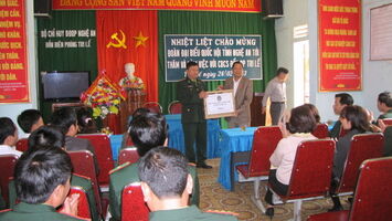 Đoàn ĐBQH Nghệ An thăm, tặng quà Đồn biên phòng Tri Lễ và xã Tri Lễ (Quế Phong)