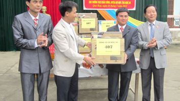 Chủ nhiệm Ủy ban Đối ngoại của Quốc hội Trần Văn Hằng thăm, tặng quà Trường THCS Châu Cường (Quỳ Hợp)