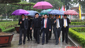 Lãnh đạo tỉnh dâng hương, dâng hoa tưởng niệm Chủ tịch Hồ Chí Minh