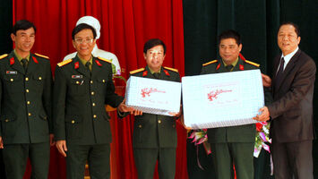 Đoàn ĐBQH tỉnh thăm hỏi, trao quà tại huyện Yên Thành