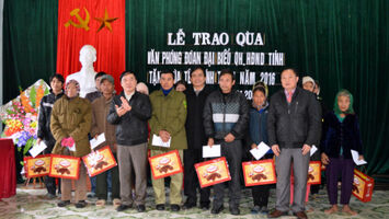 Văn phòng Đoàn ĐBQH và HĐND tỉnh tặng quà Tết cho các hộ nghèo tại xã Châu Thắng, Quỳ Châu