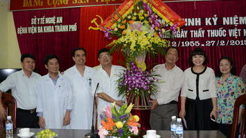 Đoàn ĐBQH Nghệ An chúc mừng nhân Ngày thầy thuốc Việt Nam 27/2