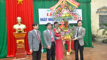 Đồng chí Nguyễn Xuân Sơn, Ủy viên BTV Tỉnh ủy, Phó Chủ tịch HĐND tỉnh thăm và tặng quà nhân ngày 20/11