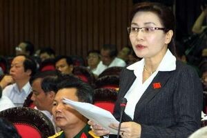 Đại biểu Lê Thị Tám, Chủ tịch Hội liên hiệp phụ nữ tỉnh, thuộc Đoàn ĐBQH tỉnh Nghệ An phát biểu ý kiến tại phiên thảo luận ở hội trường về  dự thảo sửa đổi Hiến pháp 1992