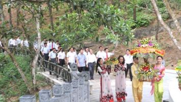 Chủ tịch Quốc hội Nguyễn Sinh Hùng dâng hương, dâng hoa tưởng niệm Chủ tịch Hồ Chí Minh