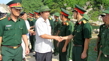 Đoàn ĐBQH tỉnh Nghệ An tiếp xúc cử tri và thăm tặng quà cán bộ chiến sỹ Đảo Mắt và Đảo Ngư