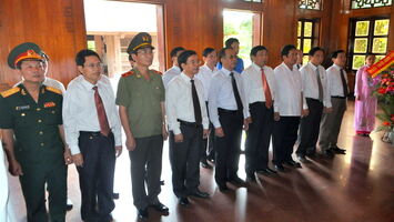 Tỉnh ủy, HĐND, UBND, UBMTTQ tỉnh dâng hoa, dâng hương tại Khu di tích Kim Liên