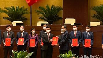 Công bố Nghị quyết phê chuẩn Trưởng đoàn, Phó Trưởng đoàn đại biểu Quốc hội tỉnh Nghệ An