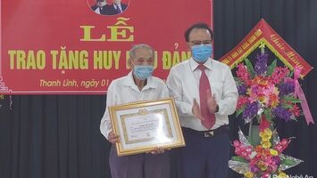 Phó Chủ tịch Thường trực HĐND tỉnh trao huy hiệu Đảng ở Thanh Chương