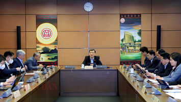 Thảo luận tại tổ 5: Đại biểu Quốc hội góp ý về dự án Luật Điện ảnh (sửa đổi) và Luật Thi đua, khen thưởng (sửa đổi).