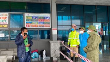 Phó Bí thư Thường trực Tỉnh ủy kiểm tra công tác đón công dân trở về và phòng, chống mưa bão