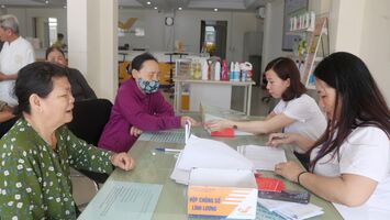 Quan tâm thực hiện cấp phát chế độ hàng tháng cho đối tượng thương binh, người cao tuổi tại nơi cư trú