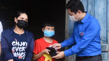 Tỉnh đoàn Nghệ An trao quà Trung thu, tặng máy tính bảng cho học sinh có hoàn cảnh khó khăn