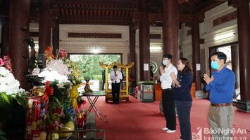 Ban Tuyên giáo Tỉnh ủy dâng hương tưởng niệm 53 năm ngày mất các Anh hùng liệt sỹ Truông Bồn