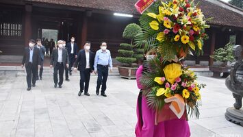 Phó Chủ tịch Thường trực Quốc hội Trần Thanh Mẫn dâng hương tại Khu di tích Kim Liên