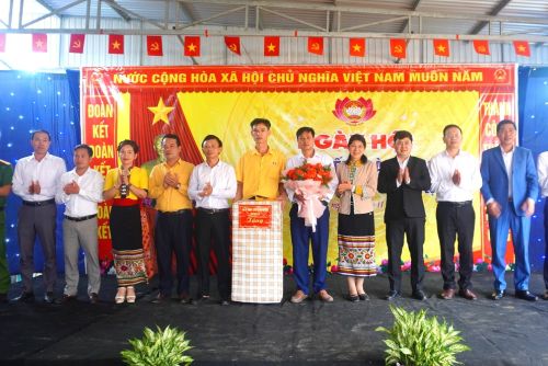 Đồng chí Lô Thị Kim Ngân - Trưởng Ban Dân tộc HĐND tỉnh dự Ngày hội Đại đoàn kết tại xã Châu Lộc