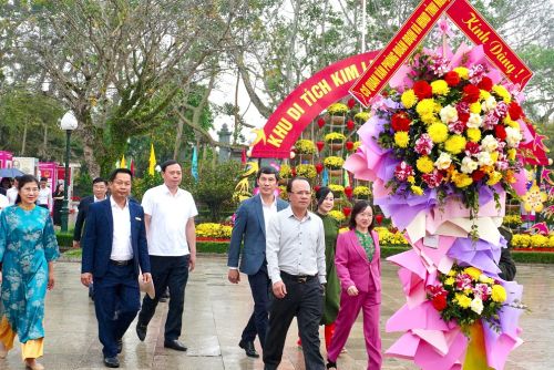 Văn phòng Đoàn đại biểu Quốc hội và HĐND tỉnh dâng hoa tưởng niệm Chủ tịch Hồ Chí Minh