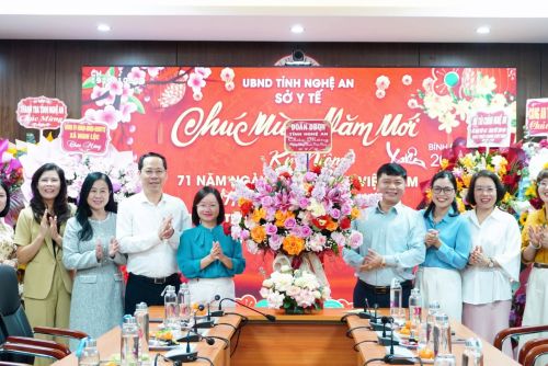 Đoàn ĐBQH tỉnh Nghệ An chúc mừng Sở Y tế nhân Ngày Thầy thuốc Việt Nam