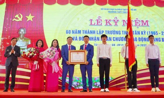 Tiếp nối hành trình ươm mầm các thế hệ công dân  có trí tuệ, bản lĩnh, khát vọng và giàu lòng nhân ái *