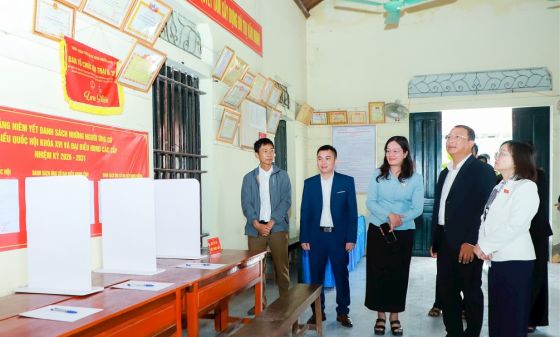 Ủy viên Ban Thường vụ Tỉnh ủy, Giám đốc Sở Xây dựng Phạm Hồng Quang kiểm tra công tác chuẩn bị bầu cử