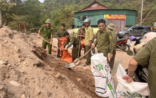 Nghệ An vận chuyển vật liệu xây nhà cho người dân