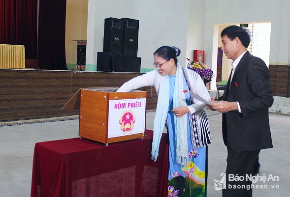 bna_lay_phieu_tin_nhiem_doi_voi_cac_chuc_danh_do_hdnd_huyen_quy_hop_bau3166614_912019.jpg