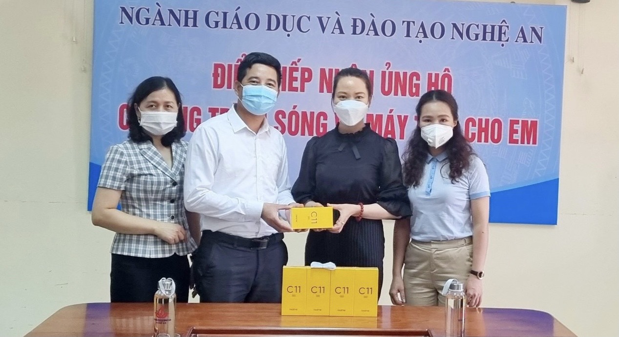 Văn phòng Đoàn ĐBQH và HĐND tỉnh hưởng ứng Chương trình "Sóng và máy tính cho em"