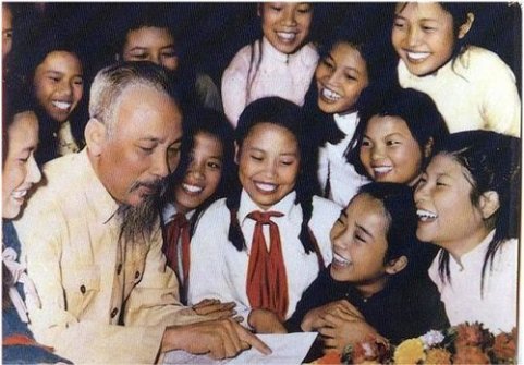Video: Ai yêu Bác Hồ Chí Minh hơn thiếu niên nhi đồng